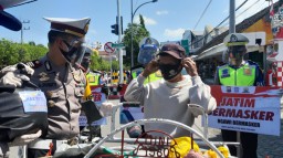 Polantas Ngawi Bagi Masker dan Sembako ke Pengguna Jalan