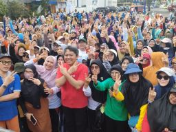 Siap Menangkan Paslon SAE, Ribuan Relawan Perempuan Matahari Senam Sehat Bersama Mas Iin dan Abah Usman