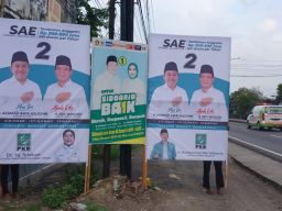 Istri dan Anak Subandi Pasang Baliho Paslon Mas Iin dan Abah Edy, PKB Wajibkan Semua Kader Tegak Lurus Perintah Partai