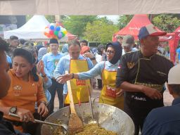 Sekda dan Forkopimda Sidoarjo Masak Mie Goreng untuk Siswa Disabilitas, Gebyar Pentas Seni Diiringi Tangis Haru