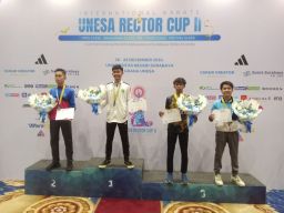 Pertahankan Atlet Best Of The Best, 3 Atlet SMAN 4 Sidoarjo Raih Emas di Ajang Karate Internasional Unesa Cup 2024