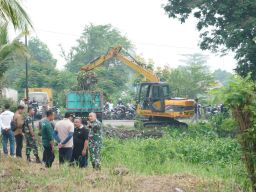 Plt Bupati Sidoarjo Ikut Kerja Bakti Bersama Warga Porong Bersihkan 18 Sungai Pemicu Banjir di Kota Delta