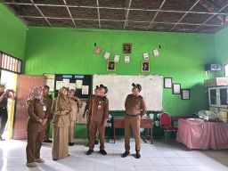 Plt Bupati Sidoarjo Tinjau SDN Sidodadi Ambruk, Temukan Pemasangan Atap Plafon Tidak Sempurna