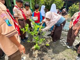 SD Al Muslim Peringati Gerakan 1 Juta Pohon dengan Tebar Kebermanfaatan Bersama SDN Tambaksumur dan Tambaksawah