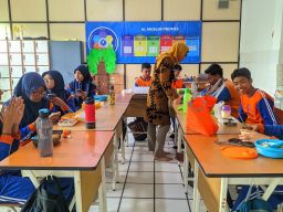 Kolaborasi CheNECE Research Group FKM Unair Surabaya, SMP Al Muslim Peringati Hari Gizi Siapkan Generasi Sehat