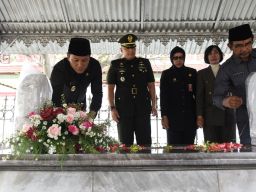 Ajak Para Pemuda Kenang Jasanya, Plt Bupati Sidoarjo Ziarah ke Makam - Makam Mantan Bupati Terdahulu