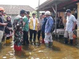 Siapkan 35.000 Paket Sembako, Plt Bupati Sidoarjo Ajak Warga Ikut Tangani Banjir di Jabon 2 Pekan Tak Surut