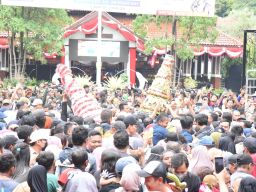 Lestarikan Tradisi dan Budaya, Harjasda Ke 166 Diwarnai Rebutan 3 Gunungan Sedekah Bumi di Pendopo Sidoarjo