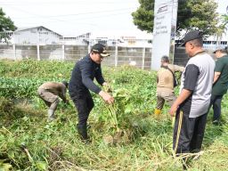 Libatkan ASN, Polisi dan TNI, Plt Bupati Sidoarjo Pimpin Jihad Rawat Kali di Afvoer Bulubendo Gedangan