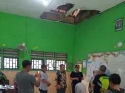 Komisi C DPRD Sidoarjo Desak Dindik Segera Perbaiki Atap 3 Ruang Kelas dan UKS SDN Sidomojo Krian Yang Ambrol