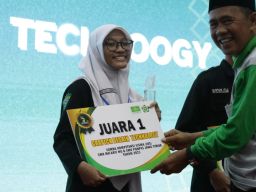 Siswi SMK Plus NU Sidoarjo Juara 1 Lomba Desain Grafis Tingkat Jatim di Malang