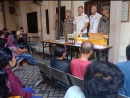 Gelar Operasi Pekat di Perbatasan Sidoarjo - Mojokerto, Satpol PP Ciduk 7 WTS, 3 Penjudi dan Seorang Penjual Miras