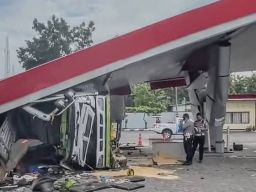 Diduga Rem Blong, Truk Tronton Tabrak SPBU Hingga Ambruk Sopir Terluka Dilarikan RSUD Ngawi
