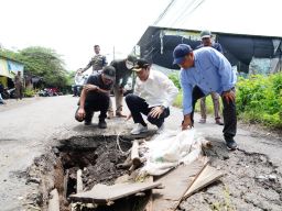 Bupati Sidoarjo Sidak Jembatan Banjarsari Buduran Ambles, Siapkan Perbaikan Permanen