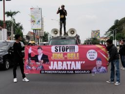 Desak Pencopotan Dewas RSUD, Massa Pendemo Geruduk Dewan Sidoarjo Gulirkan Isu Stop Bagi-Bagi Jabatan