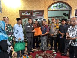 Bupati Sidoarjo Takziah ke Keluarga Korban Tragedi Tanah Longsor di Jalur Pacet - Cangar Mojokerto di Sukodono