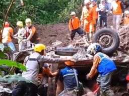 Longsor Jalur Pacet - Cangar Timbun Mobil Innova dan Pikup, Tewaskan 10 Korban Satu Keluarga Asal Sidoarjo dan Mojokerto