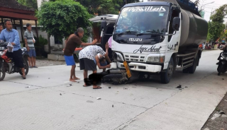2 Pemotor Senggolan di Ngawi, Guru TK Meninggal Tertabrak Truk Tangki
