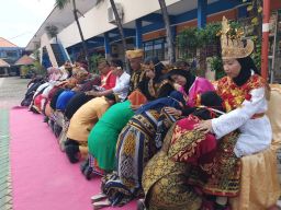 Peringatan Hardiknas, Bakti Ratusan Siswa SMK Pemuda Krian Sungkem Sekaligus Beri Bunga untuk Para Guru