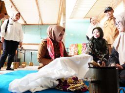 Janjikan Reward Penangkap Pembuang Sampah, Wabup Sidoarjo Dorong Pengembangan Pelaku UMKM Unggulan di Balongbendo