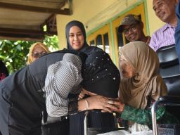 Wabup Sidoarjo Beri Bantuan Kursi Roda untuk Nenek 76 Tahun Tinggal Sebatangkara di Keper Krembung