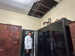 Sidak Bangunan SMPN 3 Porong, Bupati Sidoarjo Janji Perbaiki Atap Kelas Jebol, Kamar Mandi dan Bangku Tak Layak Pakai
