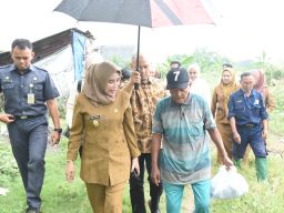 Wabup Sidoarjo ke Gubuk Tak Layak Huni di Ketapang Tanggulangin, Siapkan Kos dan Tanggung Biaya Hidup Mbah Tasriban