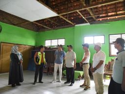 Setahun Ambrol Tak Diperbaiki Dinas Pendidikan dan Kebudayaan, Bupati Sidoarjo Janji Perbaiki Plavon SDN 1 Sebani Tarik