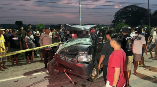 Pikap Tabrak Truk Trailer Hingga Terguling, 3 Orang Terluka dan Sempat Terjepit