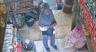 Emak-Emak di Ngawi Curi Beras dan Tabung Gas di Kios Pasar Terekam CCTV