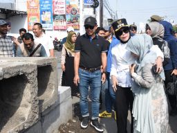 Usai Diprotes, Pemasangan U-ditch Proyek Betonisasi Jalan Betro - Gedangan Ditambah Urukan Mudahkan Warga Melintas