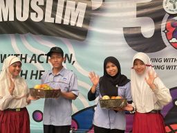 Tanda Syukur Siswa - Siswi SD Al Muslim, Rayakan Kelulusan dengan Berbagi Parcel Buah Bagi Satpam dan Cleaning Service