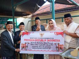 Momen Berbagi, Bupati dan Wabup Salat Idul Adha 1446 Hijriyah Bersama Ribuan Jamaah Di Masjid Agung Sidoarjo