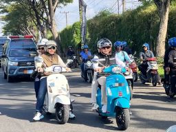 Sambil Bagikan 100 Paket Sembako, Bupati Sidoarjo Ikut Meriahkan Scooter Riding di Lanudal Juanda