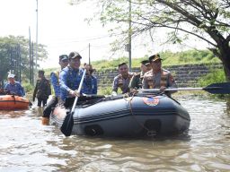 Ditutup Sementara, Pakai Perahu Karet Bupati Sidoarjo Susuri Banjir 1 Meter di Jalan Raya Porong