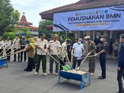 Pemkab Ngawi dan KPPBC Tipe Madya Madiun Musnahkan Rokok dan Minuman Ilegal Senilai Rp 4,7 Miliar di Pendopo Wedya Graha