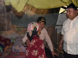 Bupati Sidoarjo Bantu Rehab 2 Rumah Warga Miskin Berusia 82 Tahun di Mindugading dan Singogalih Tarik