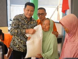 Pemkab Sidoarjo Terima Bantuan Pangan 80 Ton Beras, Bupati Subandi Minta Gunakan Sebaik - Baiknya