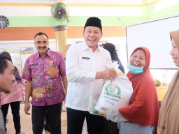 Jumat Berkah, Warga Tiga Kampung di Sidoarjo Kota Terima Bantuan Pangan Beras 20 Kilogram