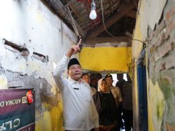 Segera Direnovasi, Bupati Sidoarjo Sidak Rumah Tidak Layak Huni Milik Warga Miskin di Bluru Kidul dan Magersari
