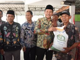 Bupati Sidoarjo Pantau Penyaluran Beras Bantuan Pusat di Kembung, Sekaligus Pastikan Warga Terdaftar BPJS Kesehatan