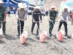 Dorong Swasembada Pangan Nasional 2025, Bupati, Kapolresta dan Dandim 0816 Sidoarjo Tanam Jagung Bersama Santri
