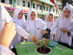 SMA Al Muslim Peringati HKAN 2025 dengan Edukasi Siswa dan Siswi Daur Ulang Minyak Jelantah Jadi Aroma Terapi