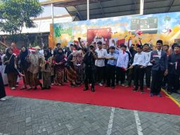 Dongkrak Rasa Nasionalisme dan Patriotisme di HUT RI, Siswa SMK YPM 8 Sidoarjo Gelar Teatrikal, Tanam Pohon dan Sayuran