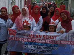 Sambil Tunggu Ratusan Hadiah, Warga RT 13 Lebo Sidoarjo Kompak Meriahkan HUT RI ke 80 dengan Senam dan Jalan Sehat