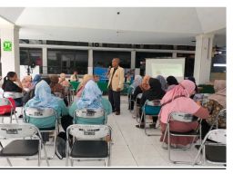 Tim Penmas FEB UWKS Dampingi Pengelolaan Keuangan Ratusan Pelaku UMKM di Sememi Surabaya