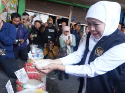 Pastikan Ketersediaan Pangan, Gubernur Jatim Tinjau Distribusi Beras SPHP Bulog di Pasar Larangan Sidoarjo