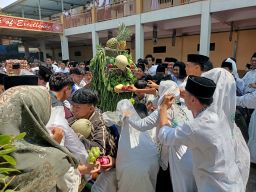 Peringatan Maulid Nabi Muhammad SAW, Ngalap Berkah Ribuan Siswa SMK YPM 8 Sidoarjo Rebutan Gunungan Buah dan Sayuran