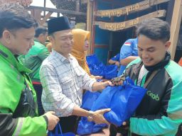 Peringati HUT Partai Demokrat ke 24, Dedi Irwansyah Serap Aspirasi Warga dan Ojol Serta Bagi Sembako dan Cek Kesehatan
