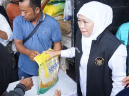 Berharap Distribusi Merata, Gubernur Jatim dan Bupati Sidoarjo Cek Pasar Murah di Gedangan